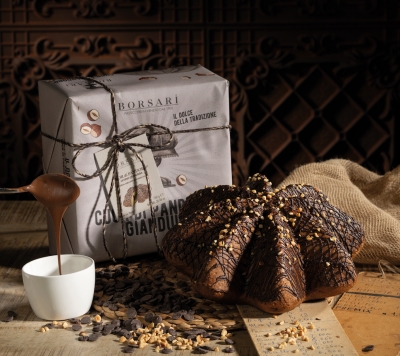 Star-shaped Pandoro with chocolate &amp; hazelnuts cream